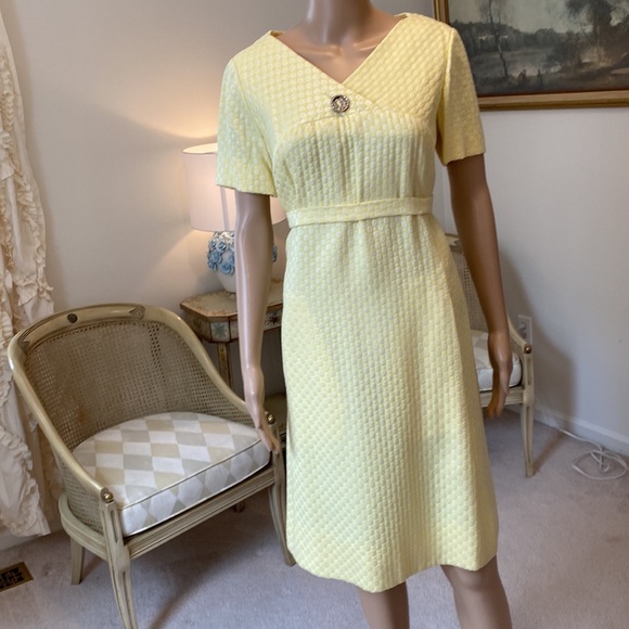 Vintage 1950s Fabulous Yellow Dress, Original Rhinestone Pin and Matching Belt - Picture 11 of 13